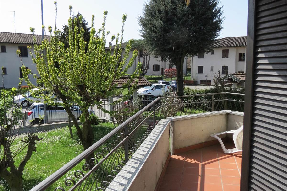 VENDITA VILLA BIFAMILIARE CON GIARDINO