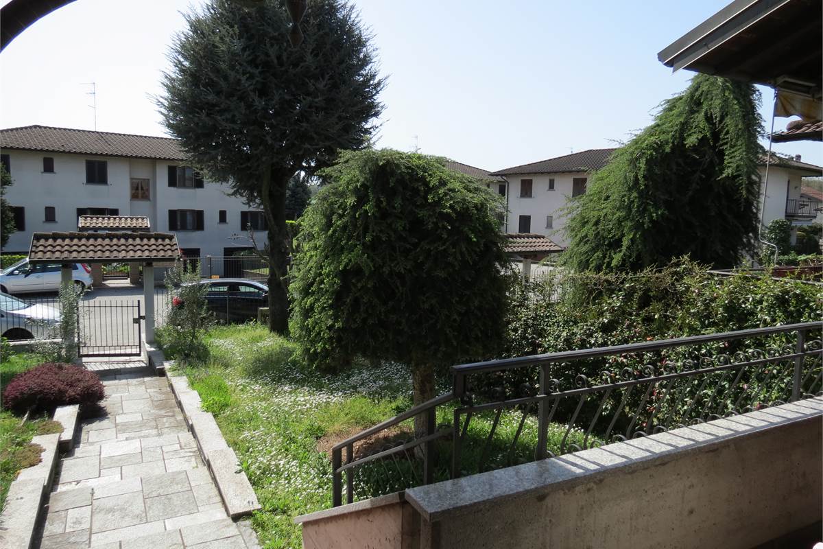 VENDITA VILLA BIFAMILIARE CON GIARDINO