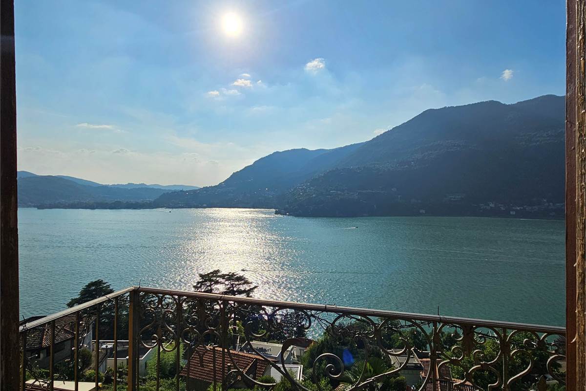 SPLENDIDA CASA CON VISTA LAGO