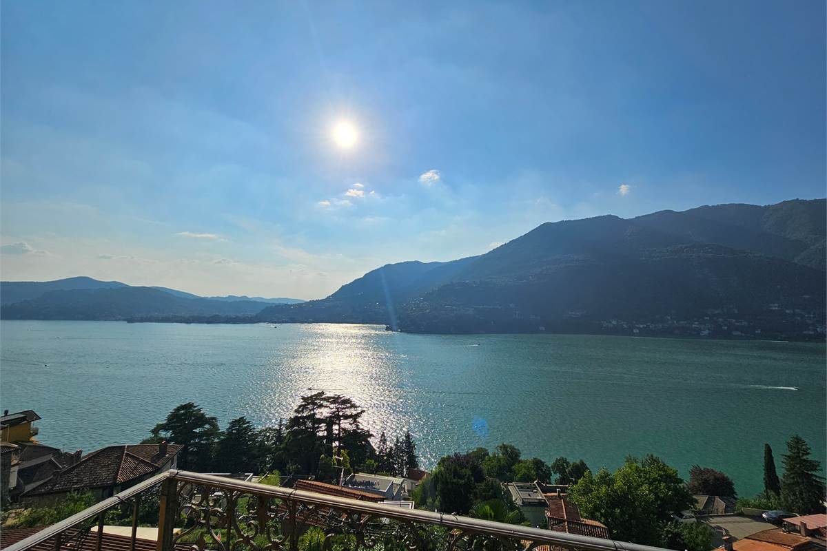 SPLENDIDA CASA CON VISTA LAGO