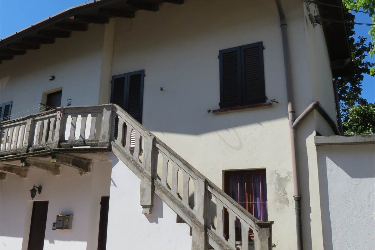LUMINOSO MONOLOCALE A GURONE