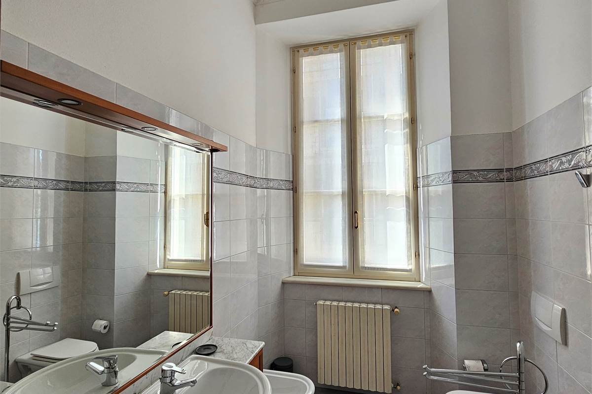 STUPENDO TRILOCALE SUL LUNGOLAGO 