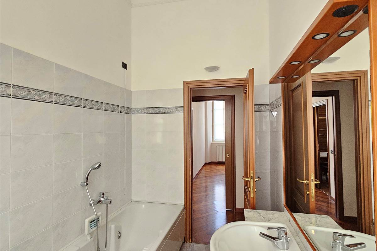 STUPENDO TRILOCALE SUL LUNGOLAGO 