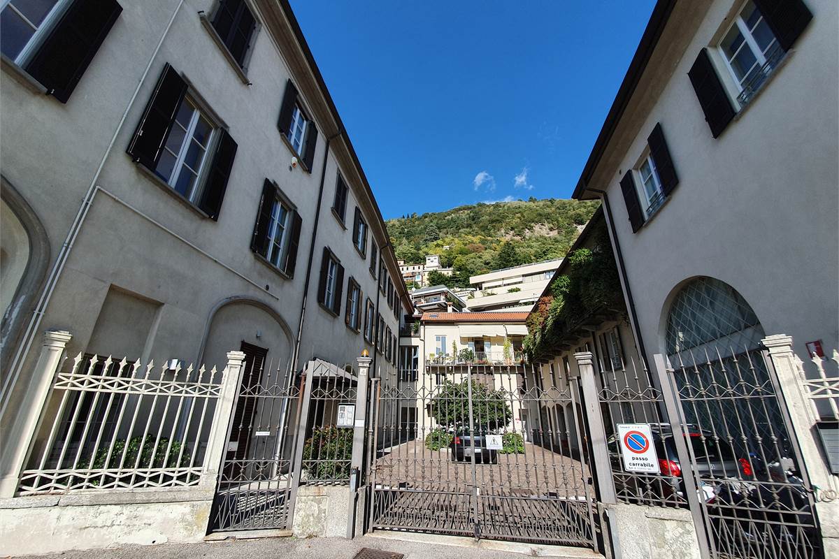 STUPENDO TRILOCALE SUL LUNGOLAGO 