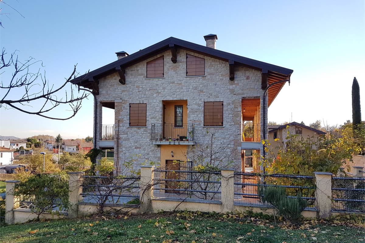 SPLENDIDO TRILOCALE CON TERRAZZINO