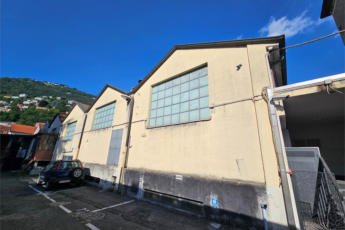 AMPIO CAPANNONE COMMERCIALE/ARTIGIANALE/UFFICI