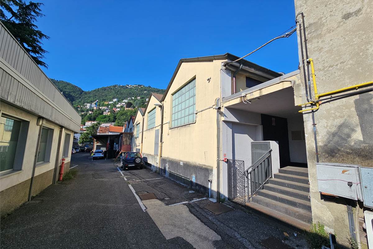 AMPIO CAPANNONE COMMERCIALE/ARTIGIANALE/UFFICI