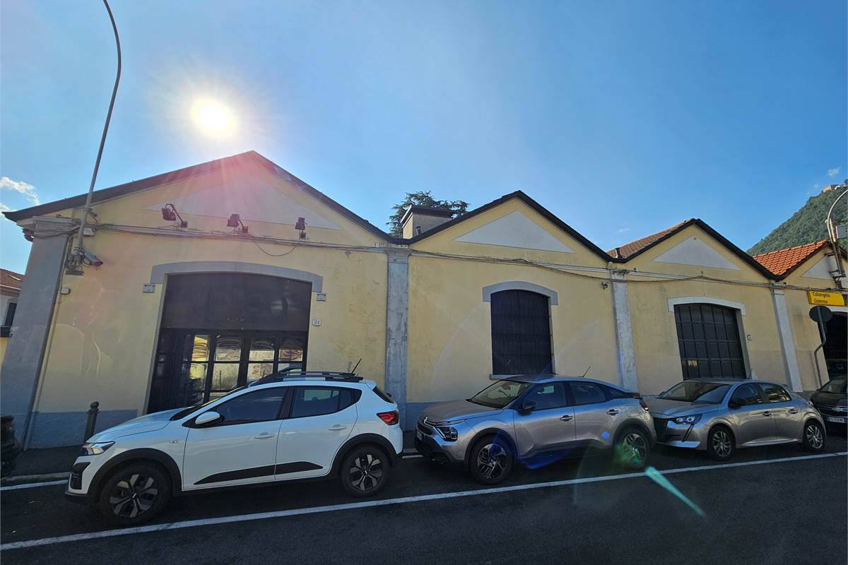 AMPIO CAPANNONE COMMERCIALE/ARTIGIANALE/UFFICI