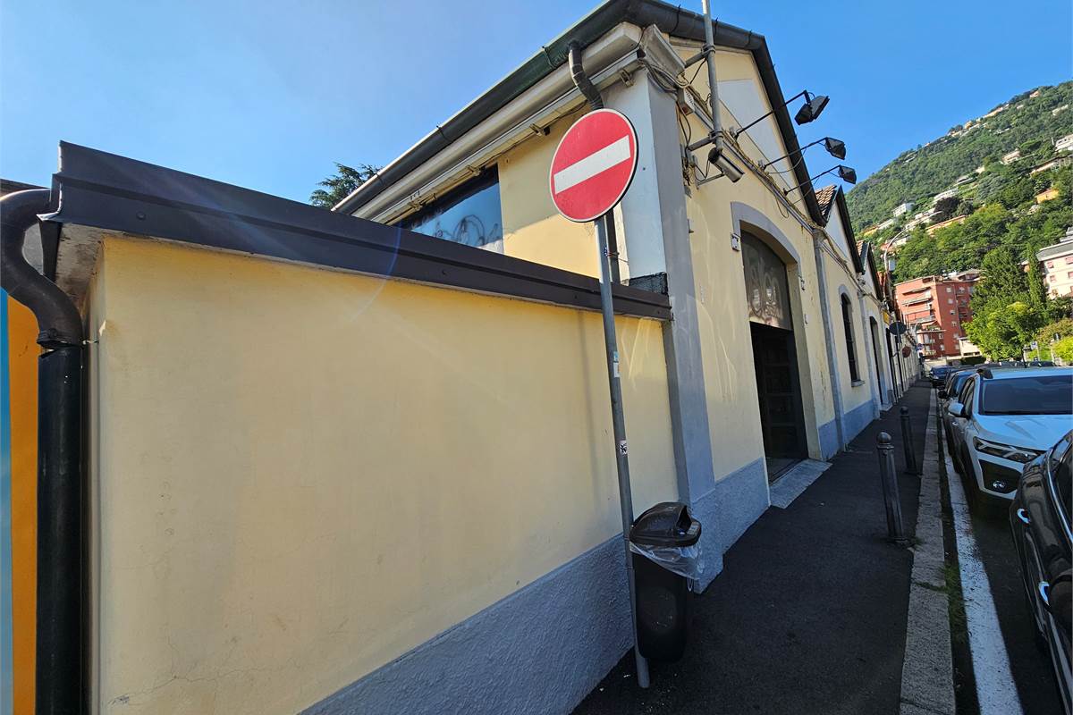 AMPIO CAPANNONE COMMERCIALE/ARTIGIANALE/UFFICI