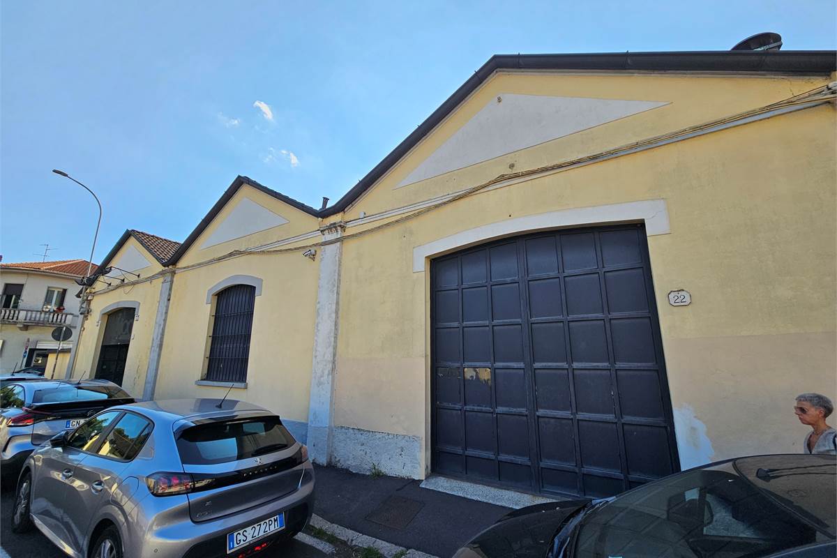 AMPIO CAPANNONE COMMERCIALE/ARTIGIANALE/UFFICI