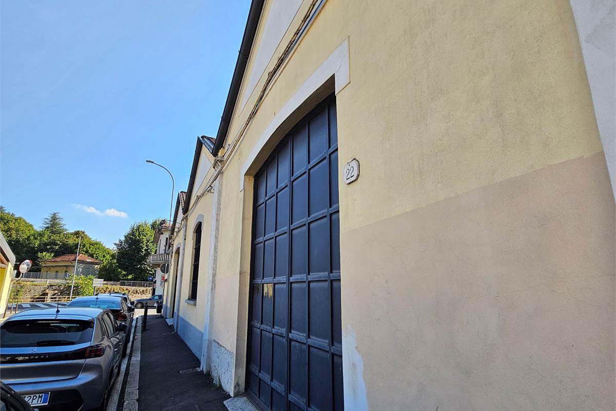 AMPIO CAPANNONE COMMERCIALE/ARTIGIANALE/UFFICI