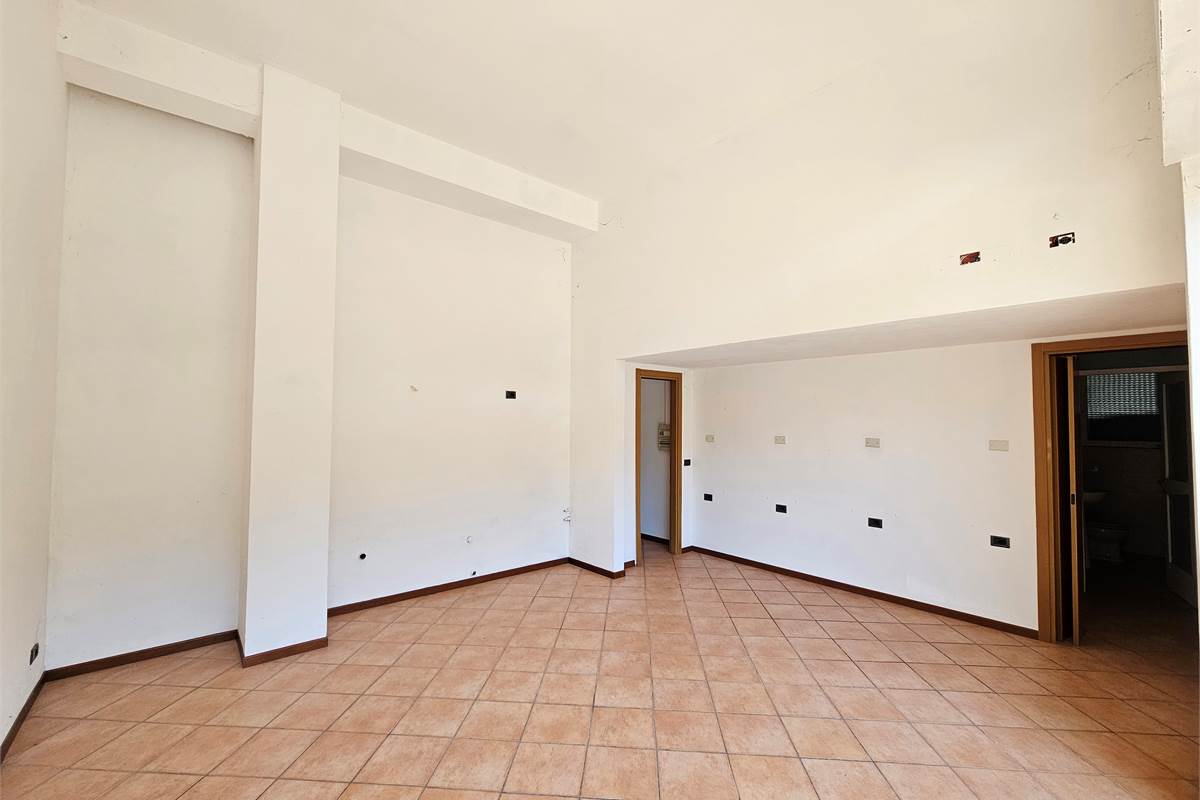 OTTIMO NEGOZIO OPEN-SPACE