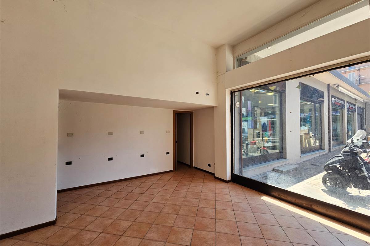 OTTIMO NEGOZIO OPEN-SPACE