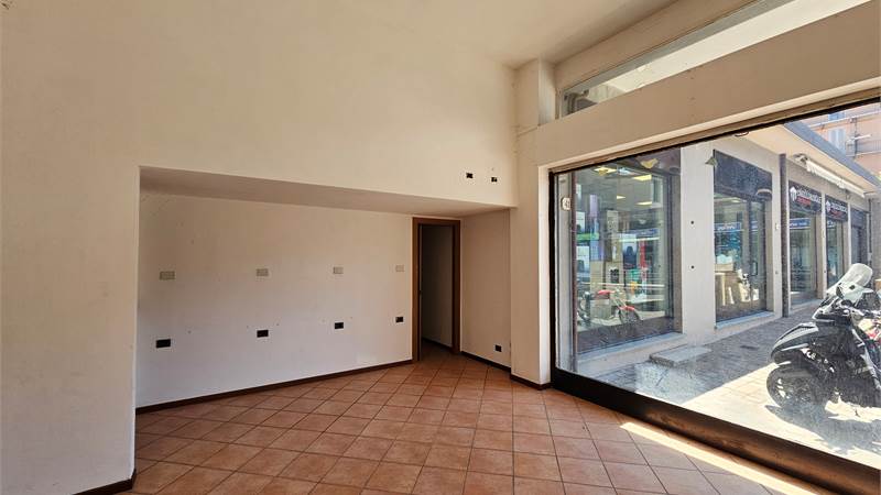 OTTIMO NEGOZIO OPEN-SPACE