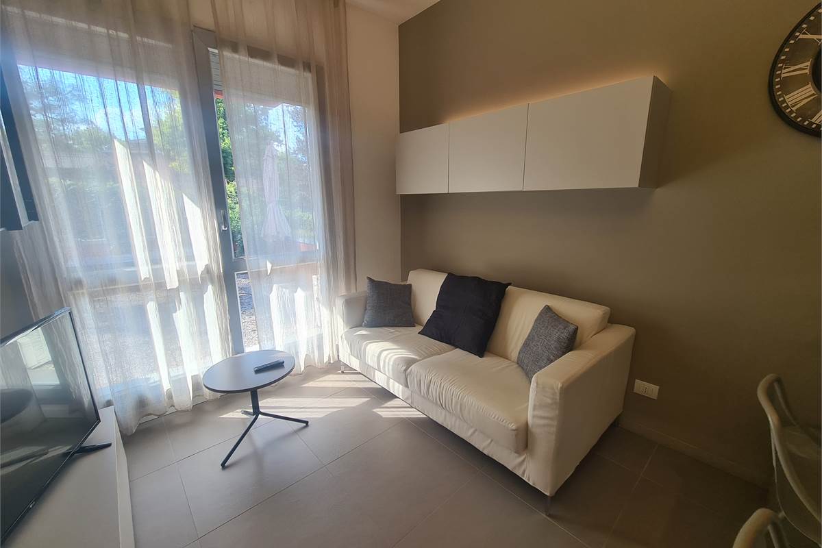 APPARTAMENTO COMPLETAMENTE ARREDATO CON TERRAZZO