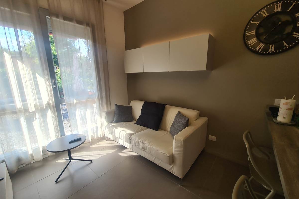 APPARTAMENTO COMPLETAMENTE ARREDATO CON TERRAZZO