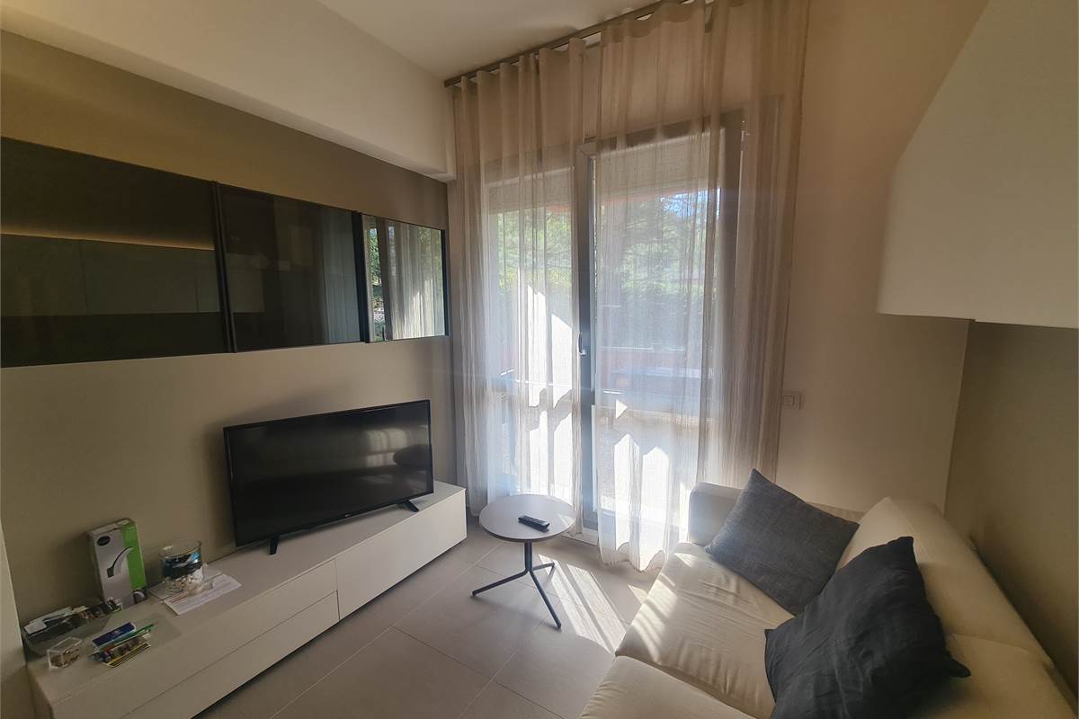 APPARTAMENTO COMPLETAMENTE ARREDATO CON TERRAZZO