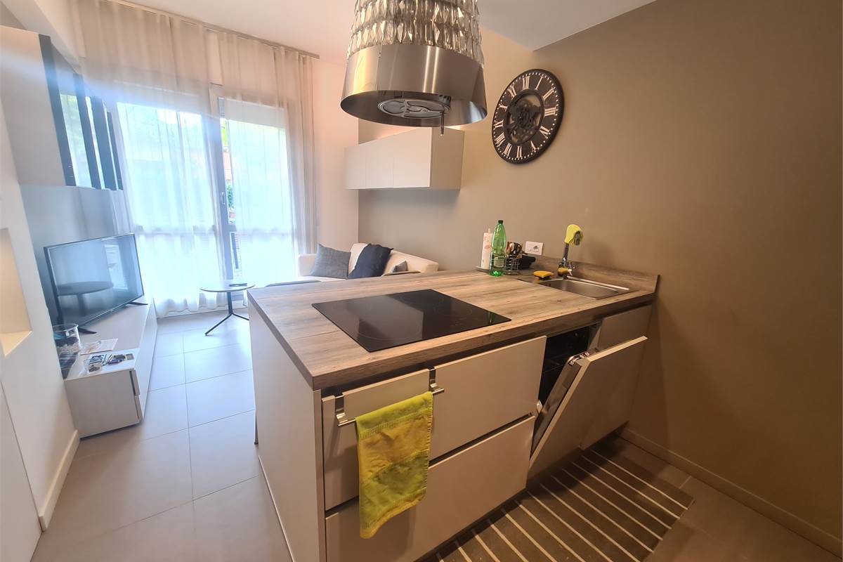 APPARTAMENTO COMPLETAMENTE ARREDATO CON TERRAZZO