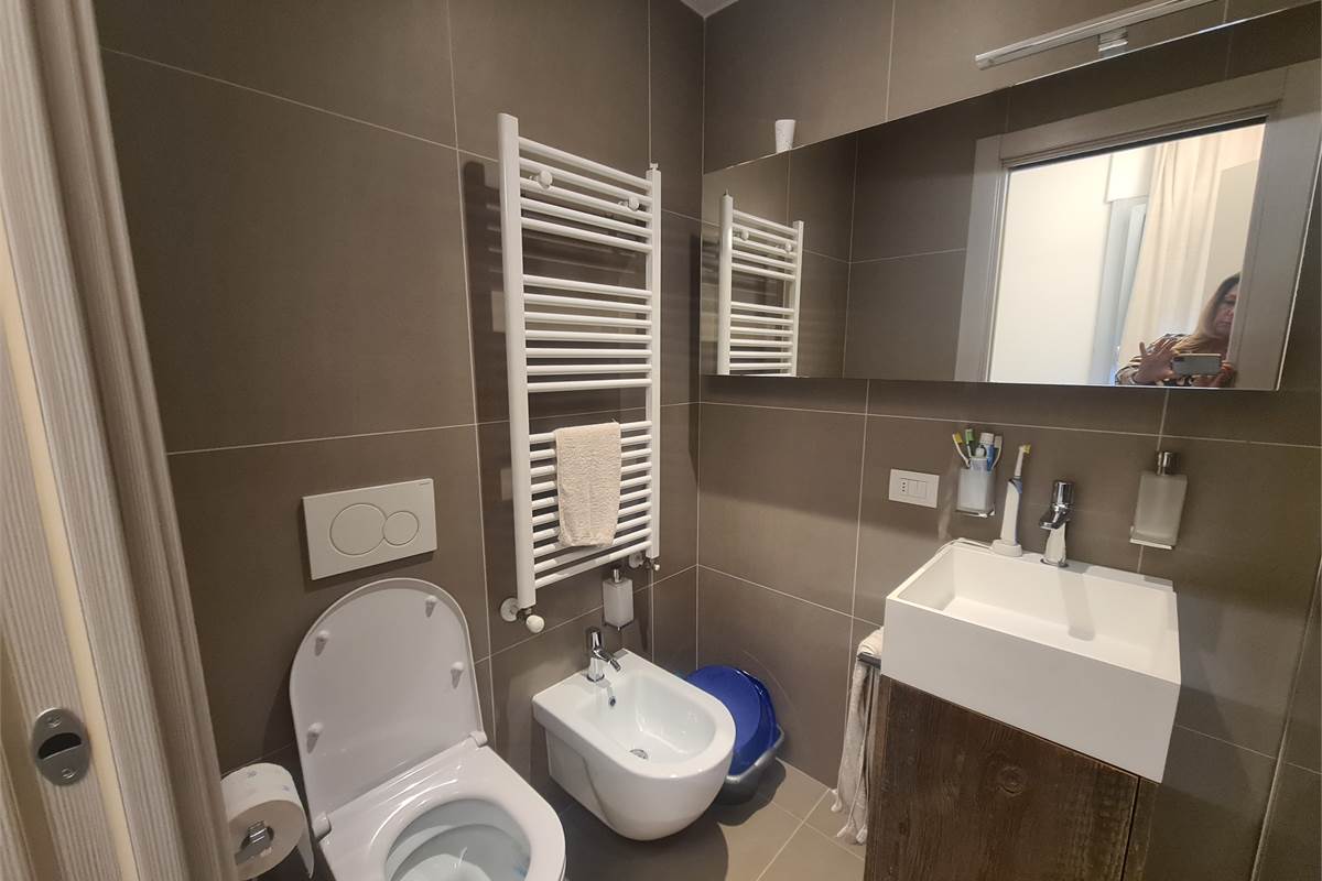 APPARTAMENTO COMPLETAMENTE ARREDATO CON TERRAZZO