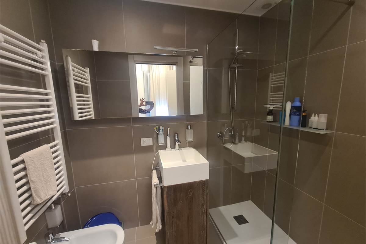 APPARTAMENTO COMPLETAMENTE ARREDATO CON TERRAZZO