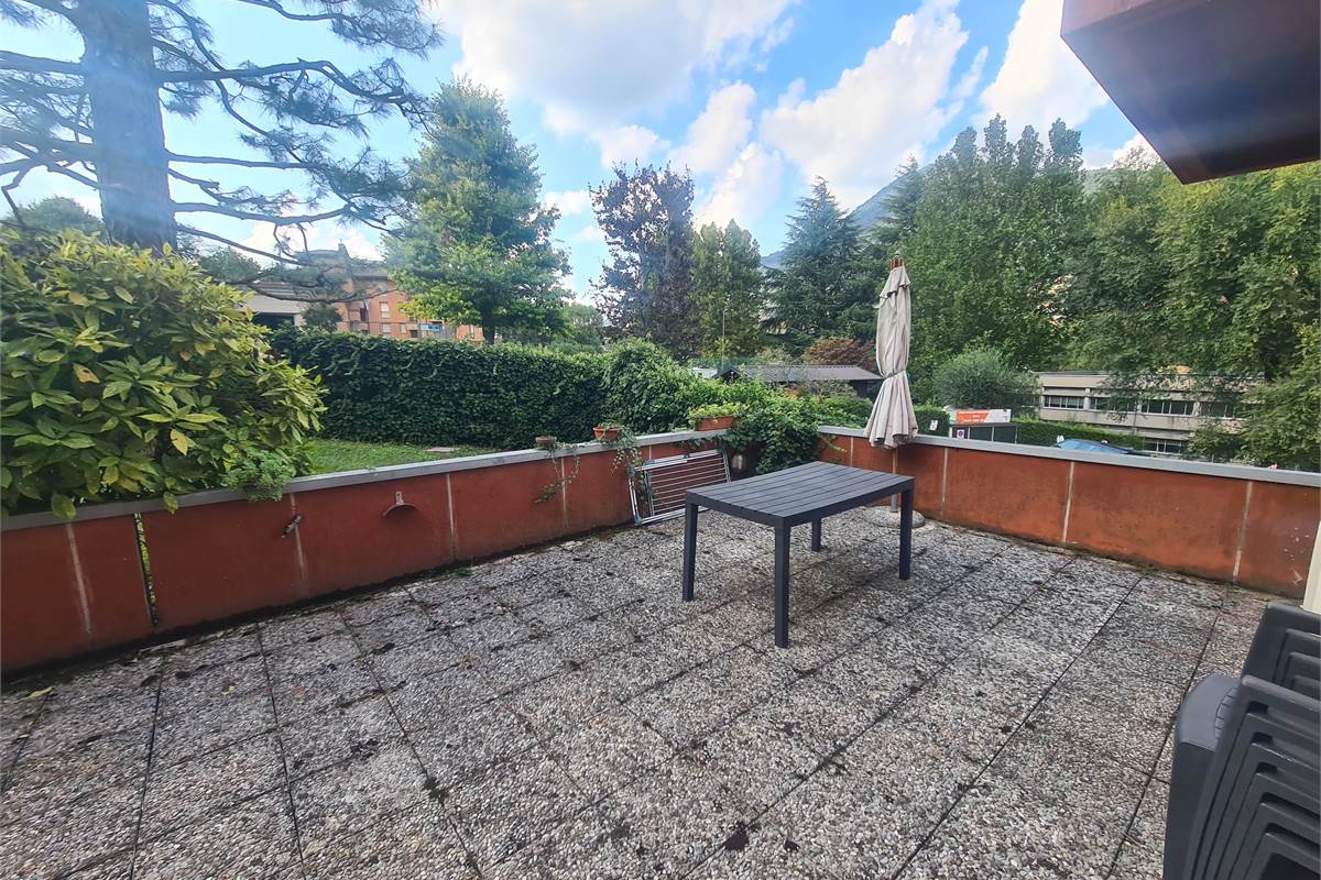 APPARTAMENTO COMPLETAMENTE ARREDATO CON TERRAZZO