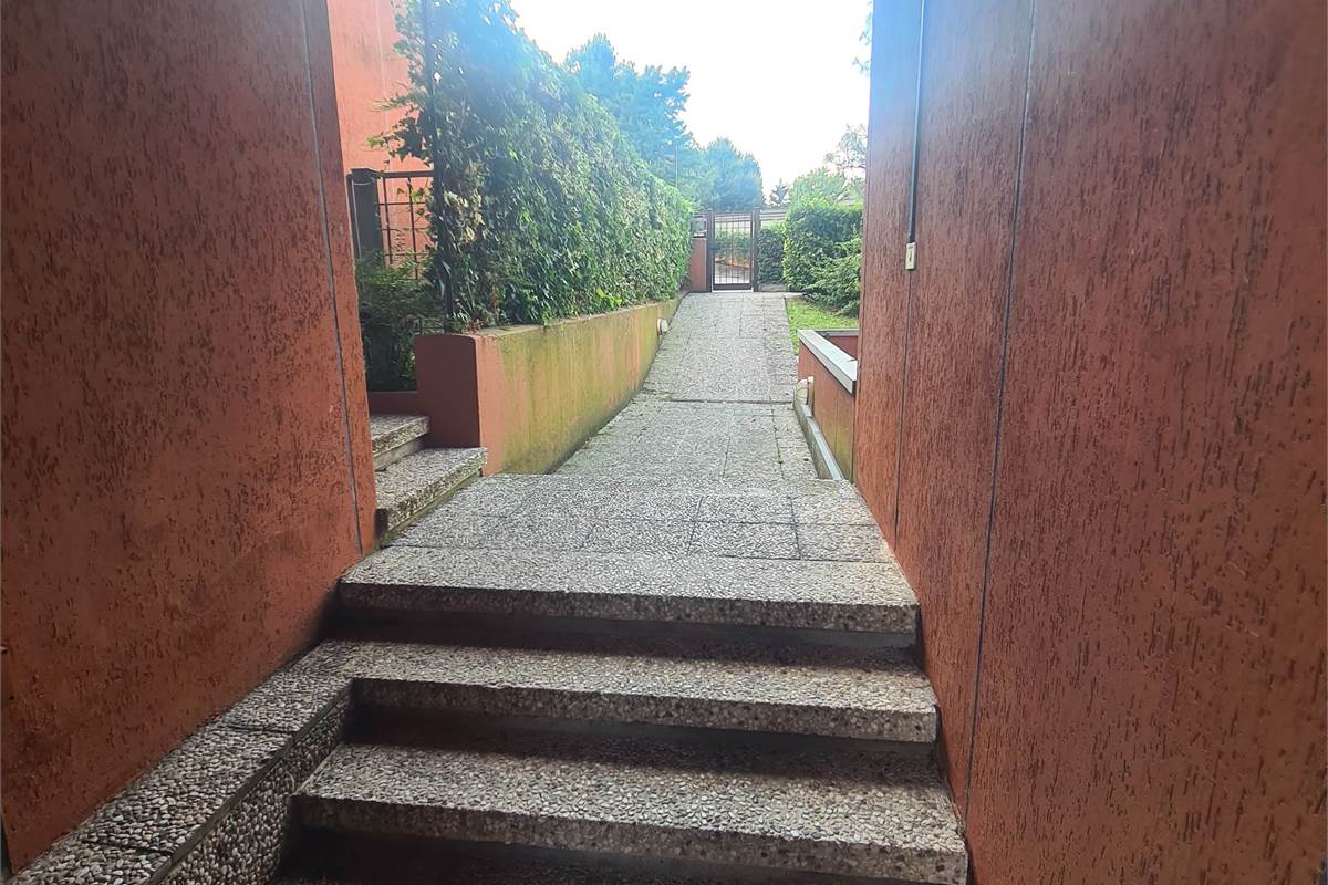 APPARTAMENTO COMPLETAMENTE ARREDATO CON TERRAZZO