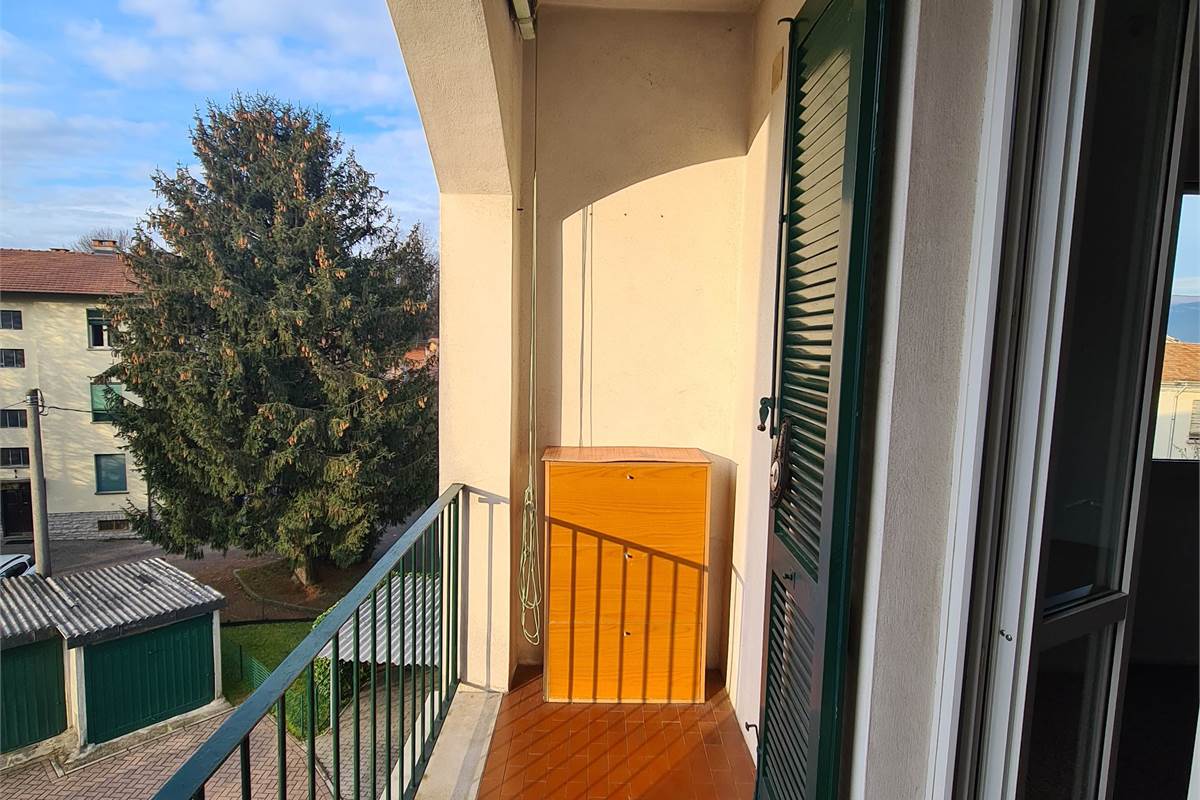 TRILOCALE PARZIALMENTE ARREDATO CON BALCONE