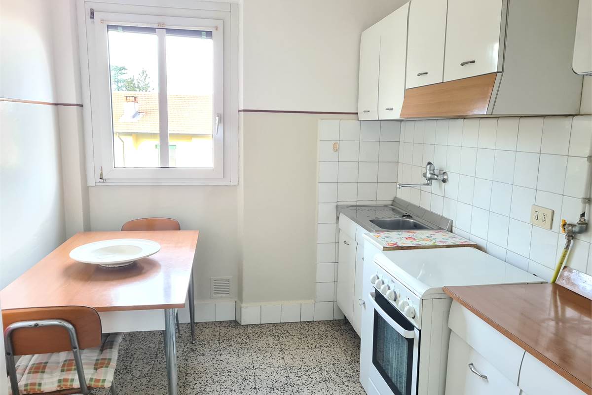 TRILOCALE PARZIALMENTE ARREDATO CON BALCONE