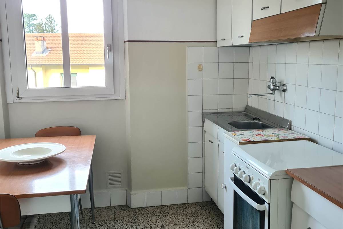 TRILOCALE PARZIALMENTE ARREDATO CON BALCONE