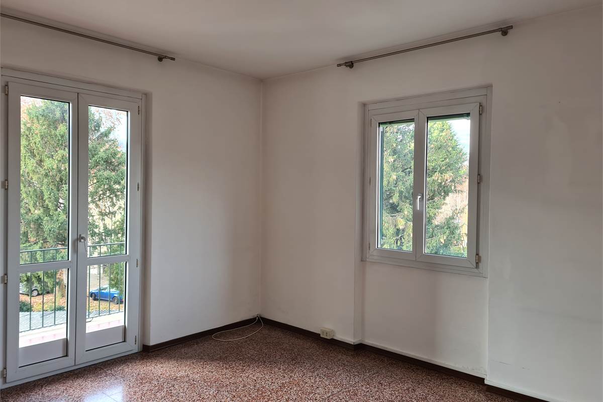TRILOCALE PARZIALMENTE ARREDATO CON BALCONE