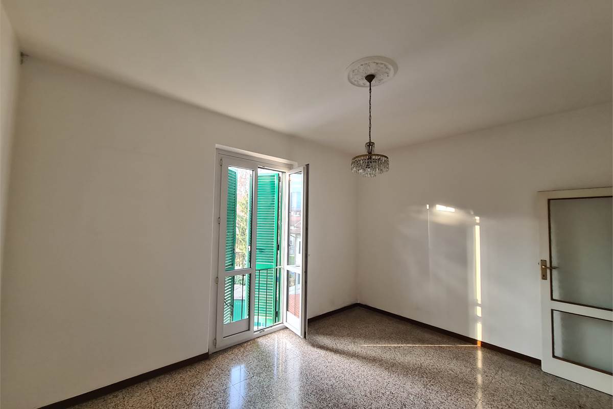 TRILOCALE PARZIALMENTE ARREDATO CON BALCONE