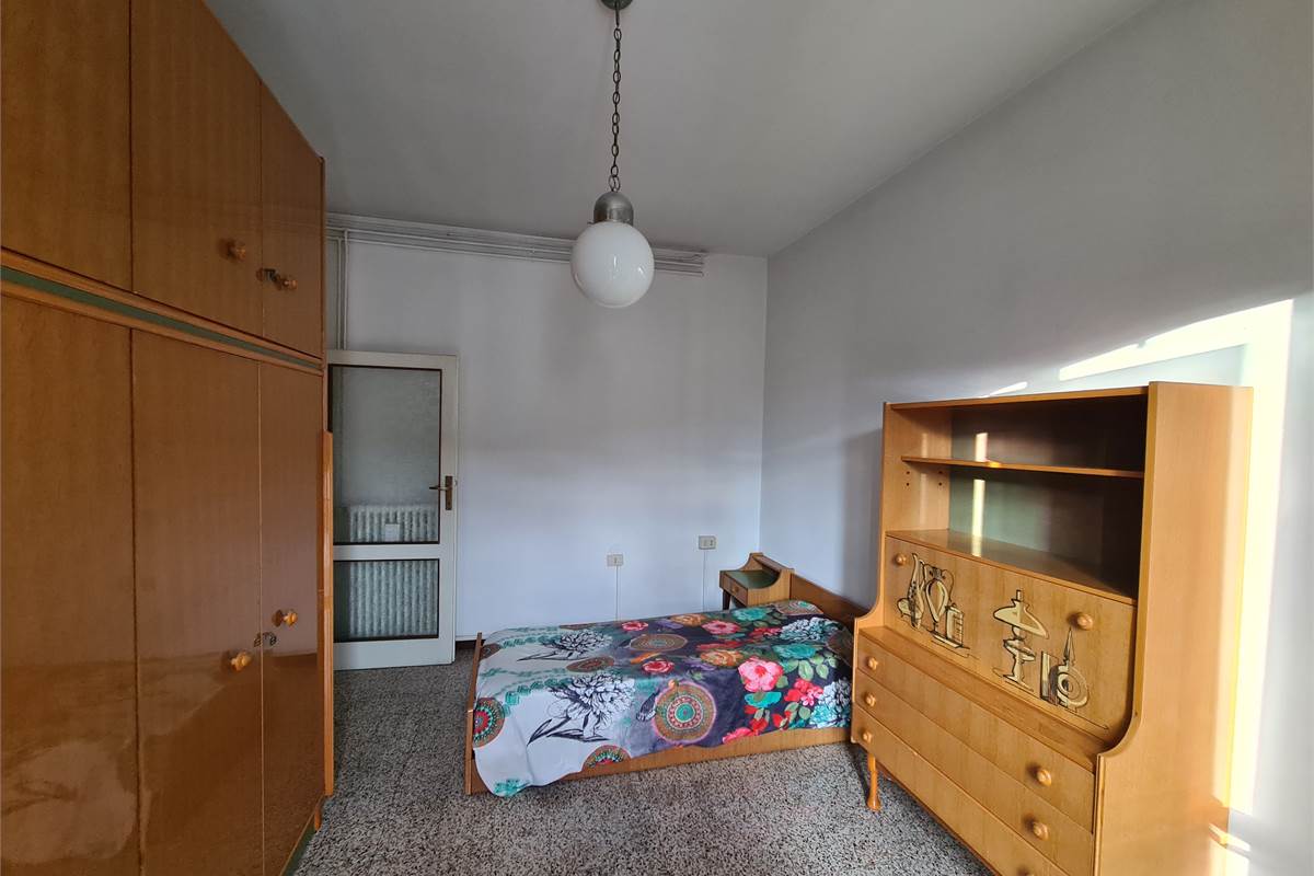 TRILOCALE PARZIALMENTE ARREDATO CON BALCONE