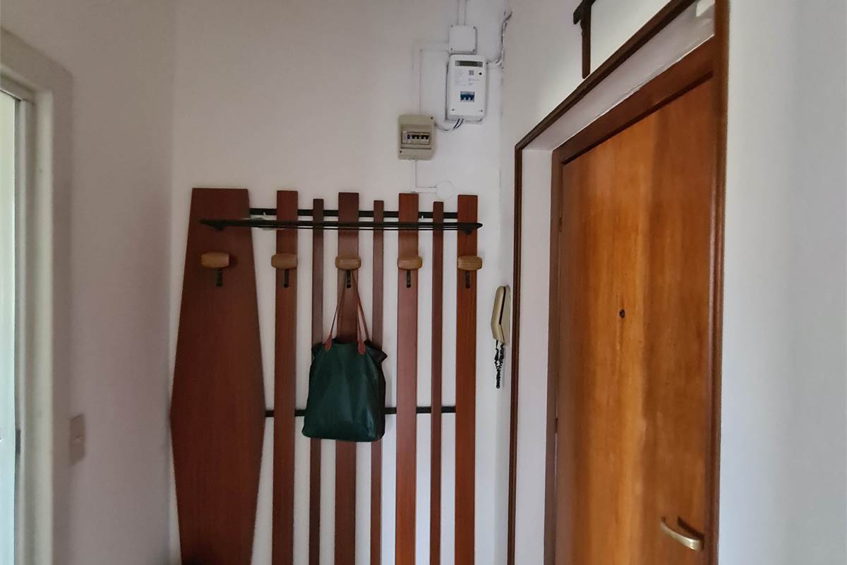 TRILOCALE PARZIALMENTE ARREDATO CON BALCONE