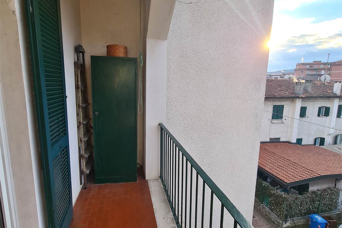 TRILOCALE PARZIALMENTE ARREDATO CON BALCONE