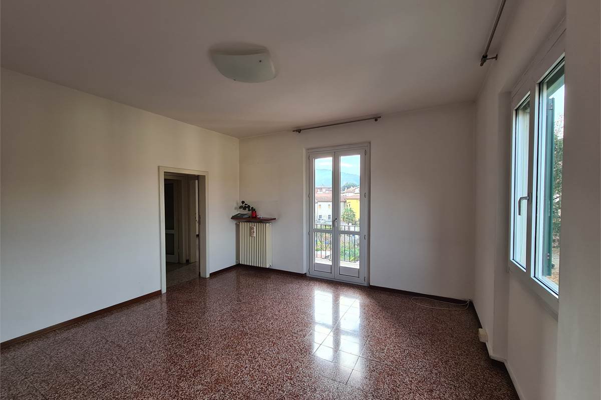 TRILOCALE PARZIALMENTE ARREDATO CON BALCONE