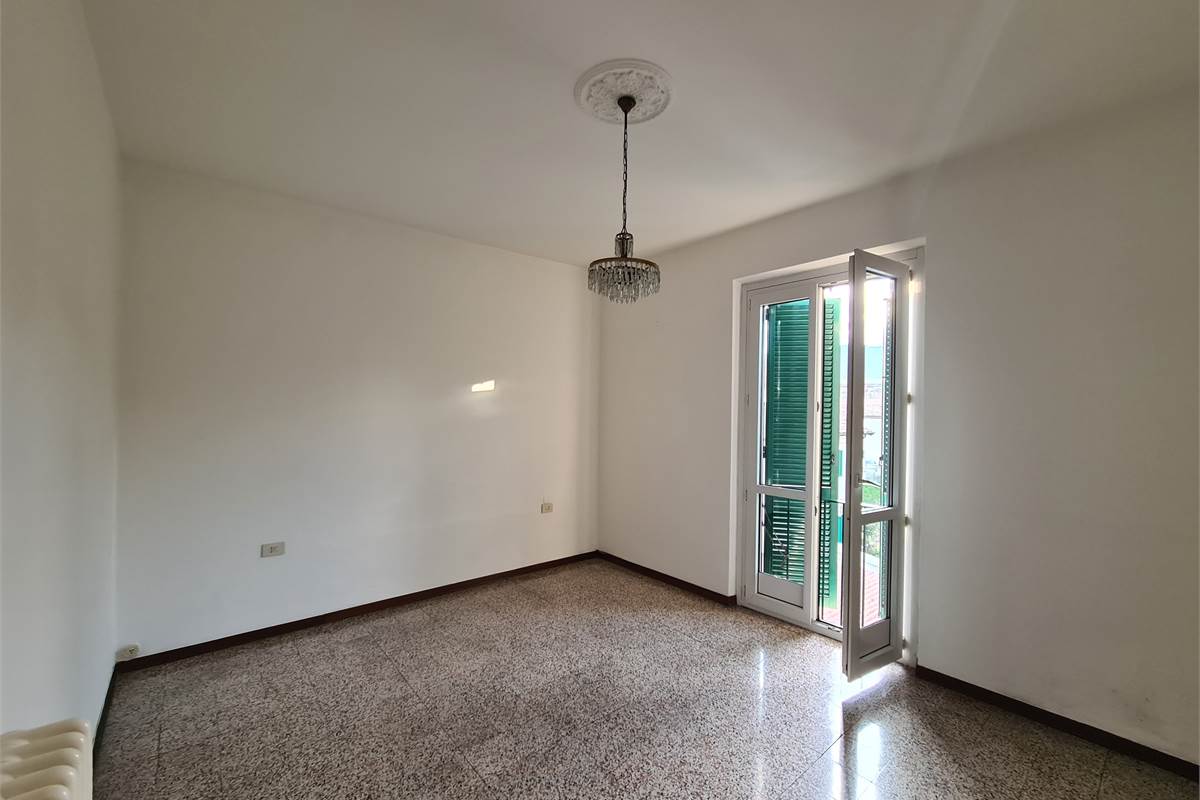 TRILOCALE PARZIALMENTE ARREDATO CON BALCONE