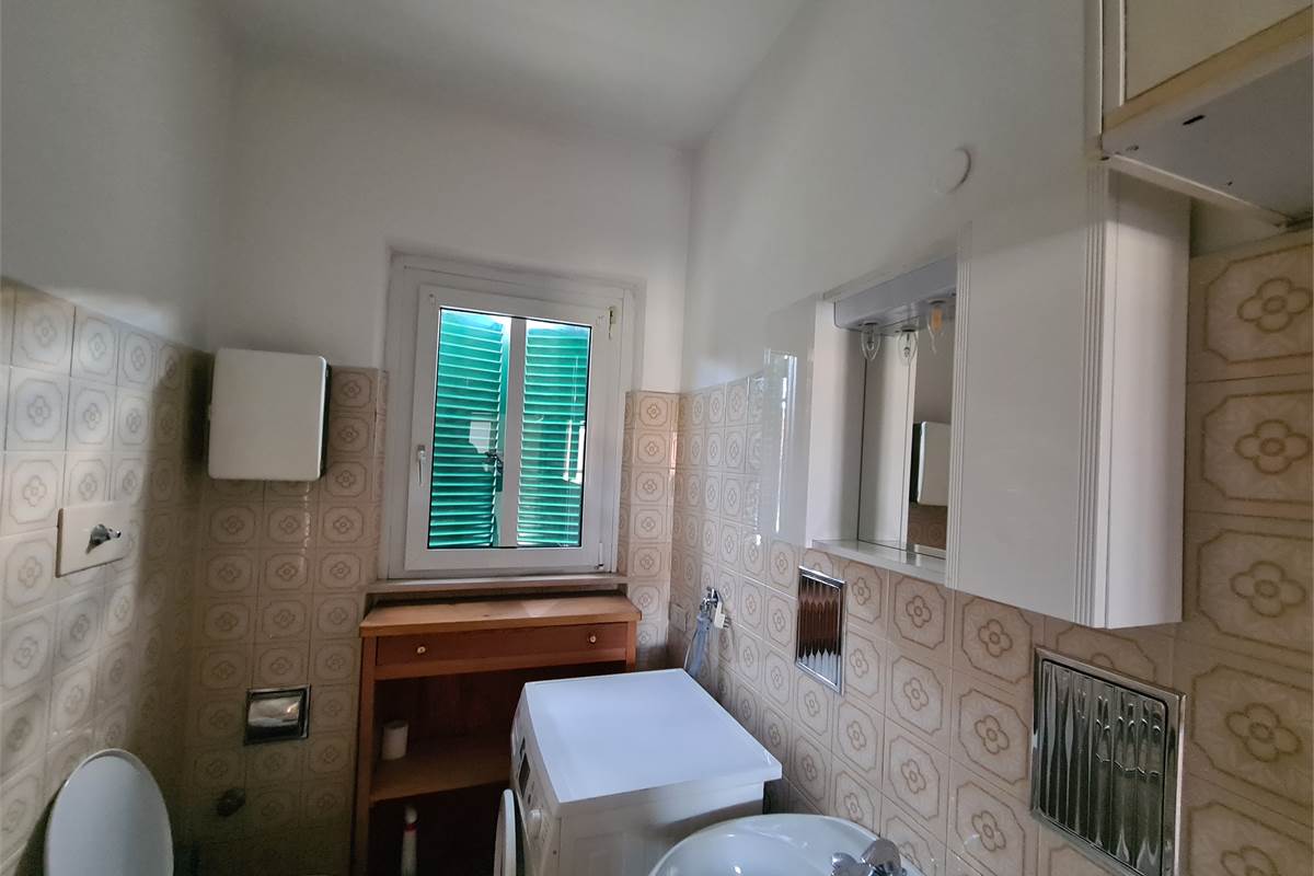 TRILOCALE PARZIALMENTE ARREDATO CON BALCONE