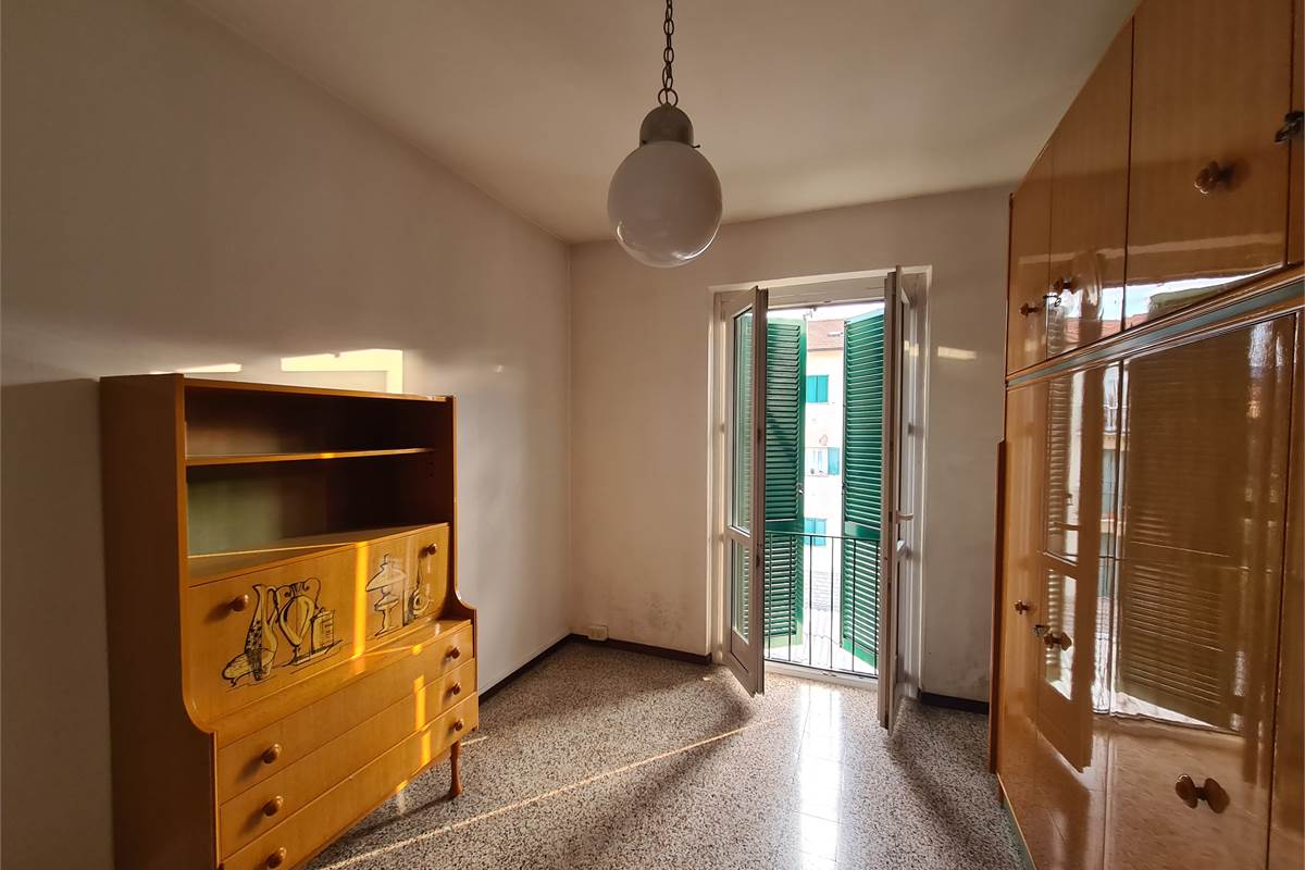 TRILOCALE PARZIALMENTE ARREDATO CON BALCONE