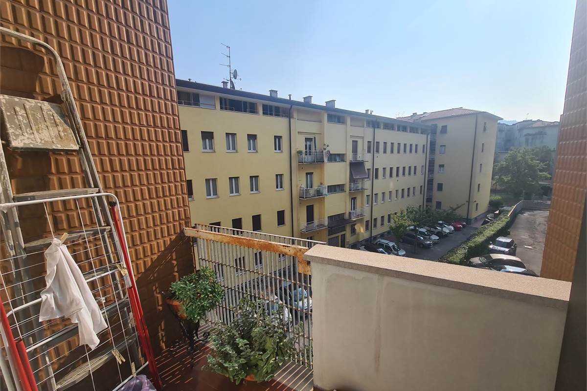 BILOCALE CON BALCONE