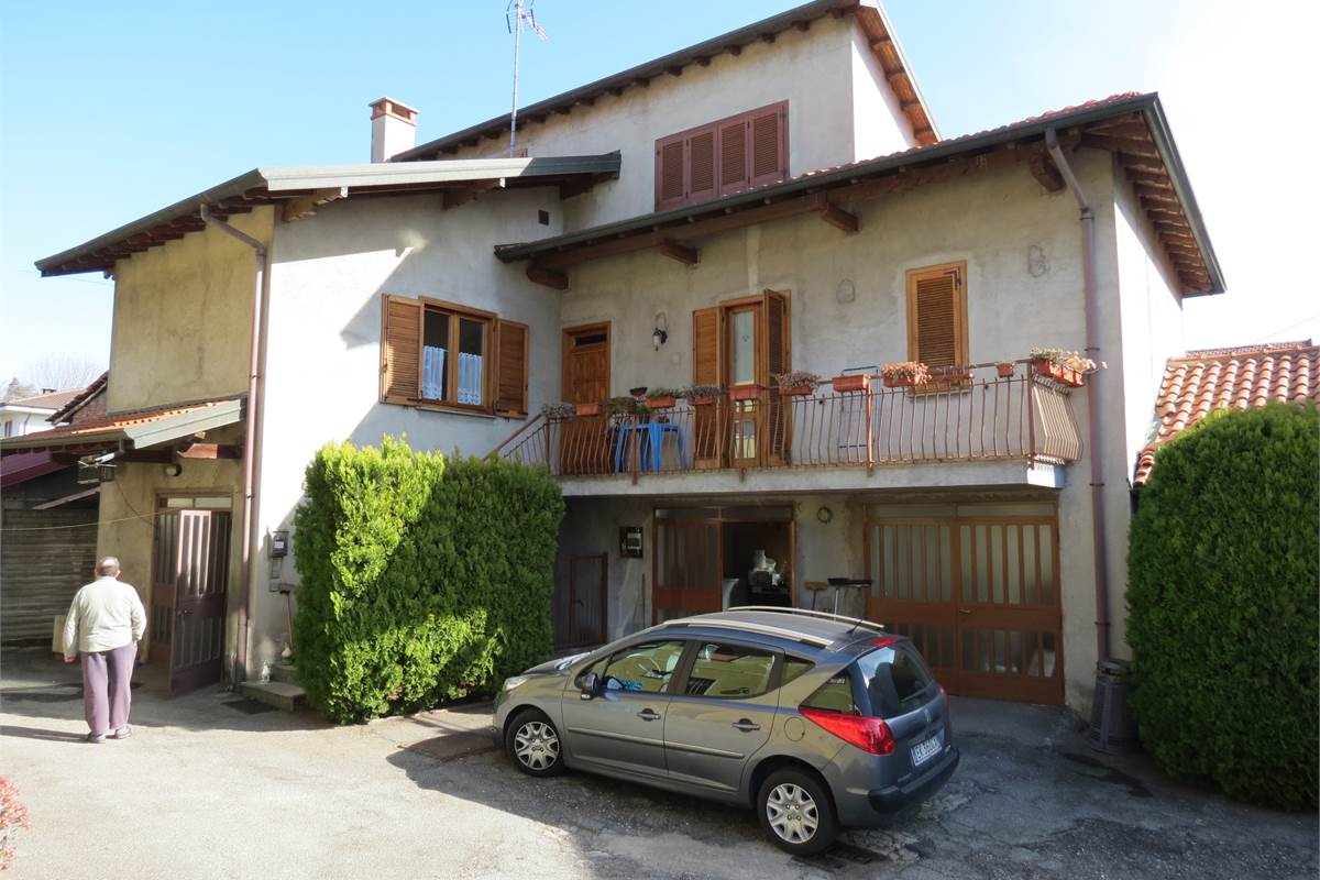 PORZIONE DI VILLA CON AREA DI PROPRIETA'