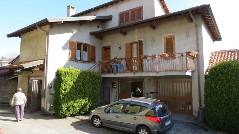 PORZIONE DI VILLA CON AREA DI PROPRIETA'