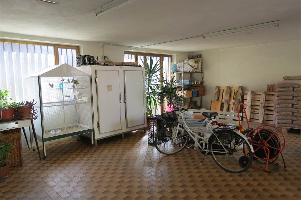 PORZIONE DI VILLA CON AREA DI PROPRIETA'