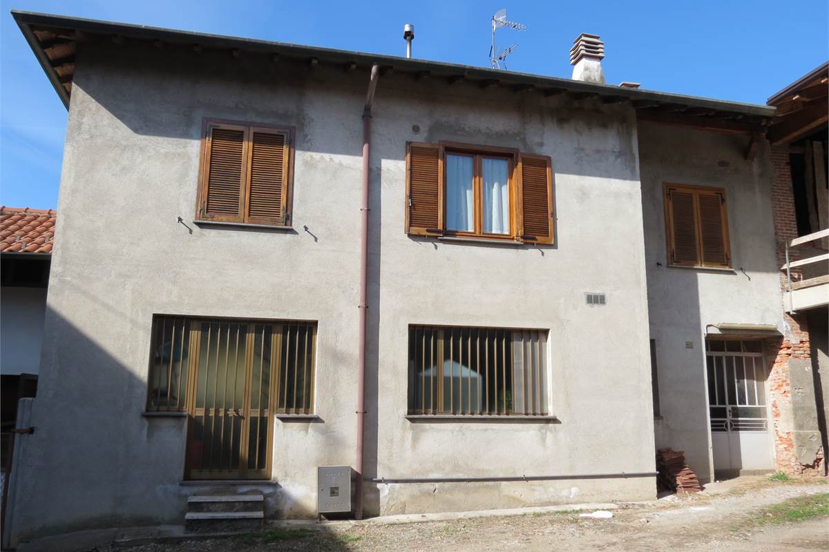 PORZIONE DI VILLA CON AREA DI PROPRIETA'