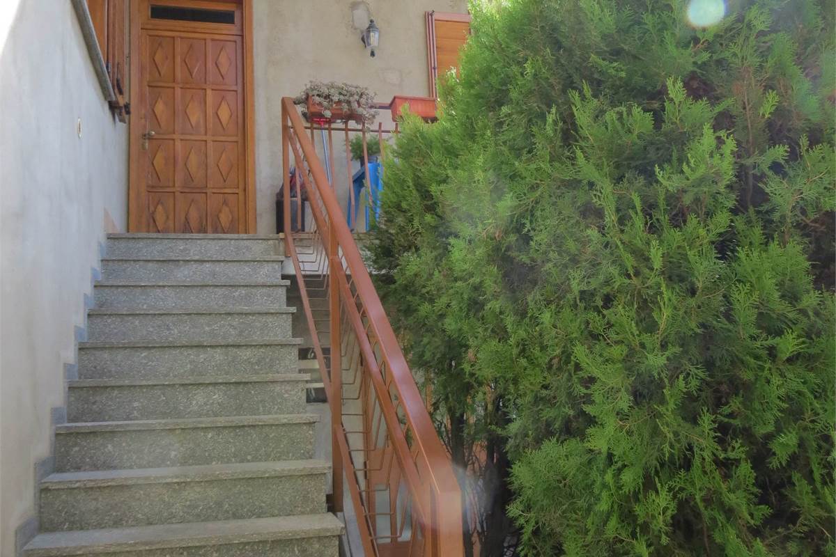 PORZIONE DI VILLA CON AREA DI PROPRIETA'