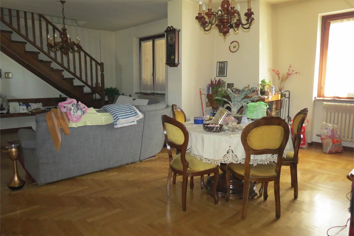 PORZIONE DI VILLA CON AREA DI PROPRIETA'