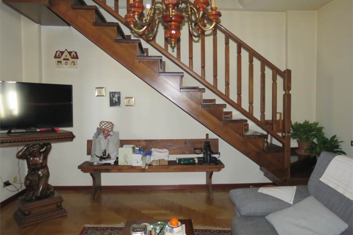 PORZIONE DI VILLA CON AREA DI PROPRIETA'