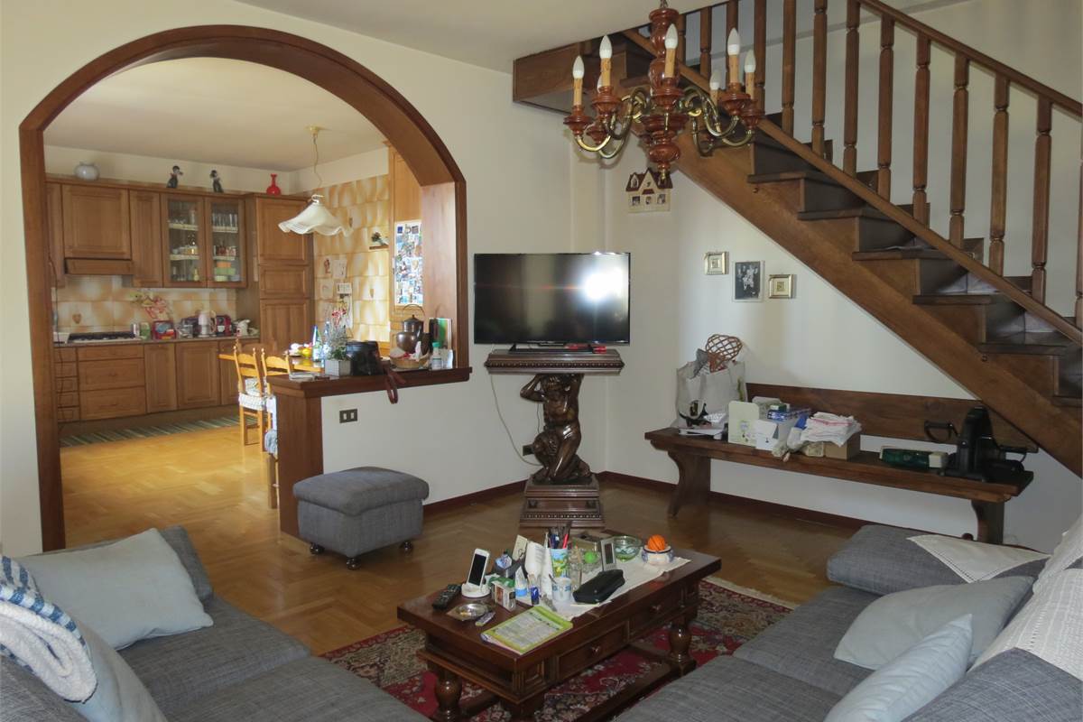 PORZIONE DI VILLA CON AREA DI PROPRIETA'