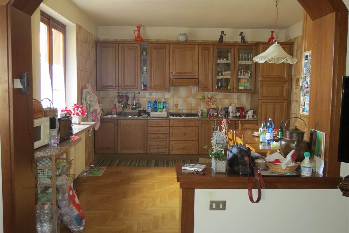 PORZIONE DI VILLA CON AREA DI PROPRIETA'