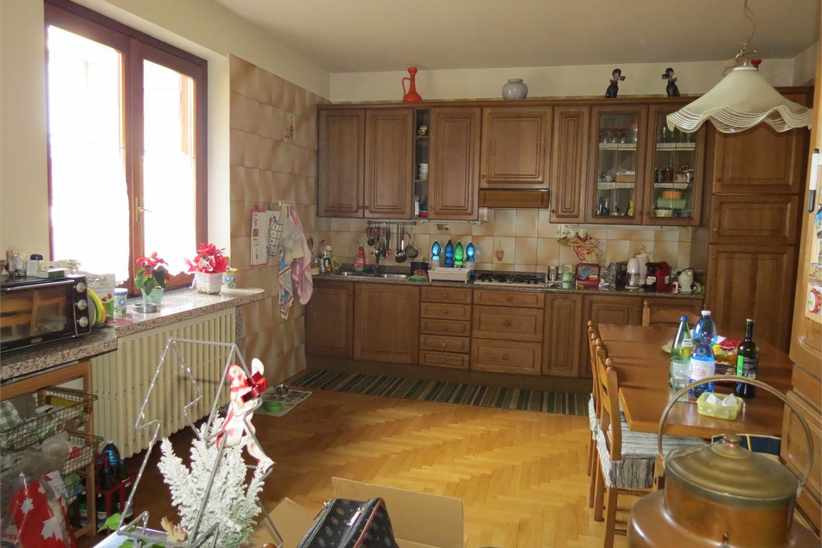 PORZIONE DI VILLA CON AREA DI PROPRIETA'