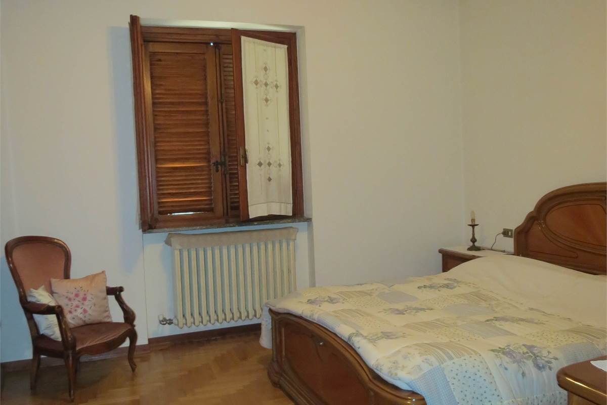 PORZIONE DI VILLA CON AREA DI PROPRIETA'